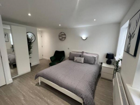 1 Studio, 50m from Airbus, good transport links